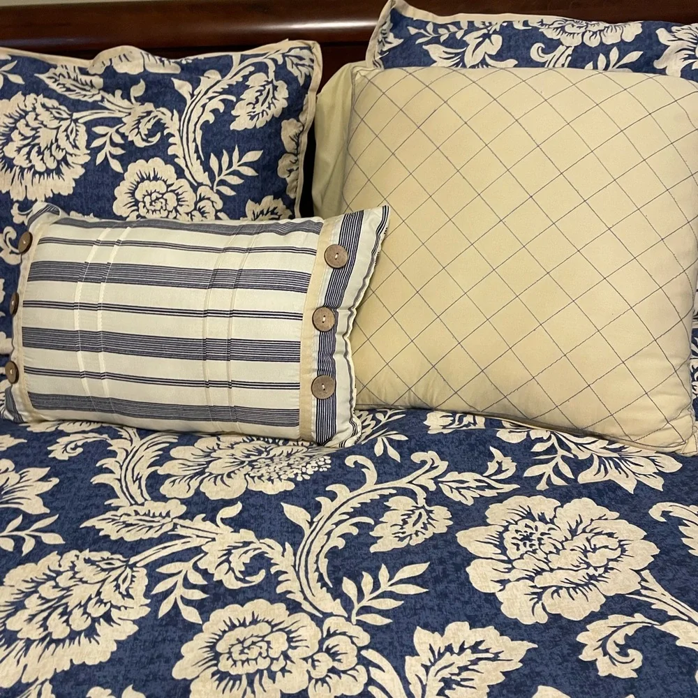 Madison Park 8 piece (no red pillow) Queen reversible duvet set